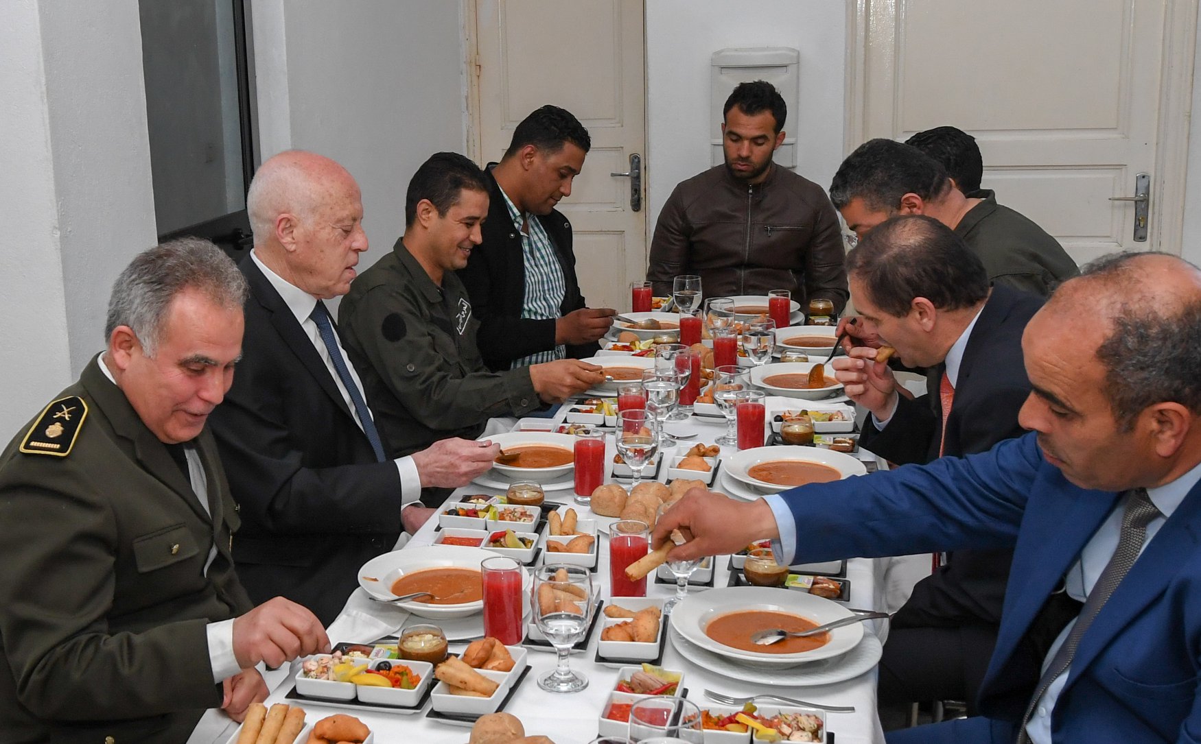 Kaïs Saïed partage le repas d’Iftar avec la Garde nationale de la Cité Ettadhamon