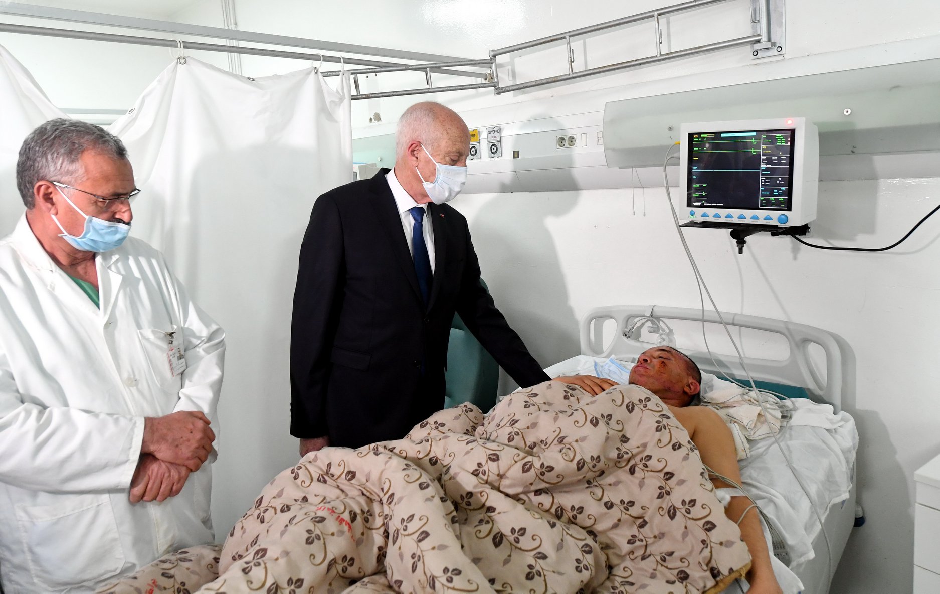 Kaïs Saïed se rend au chevet des deux gardes nationaux à l’Hôpital militaire
