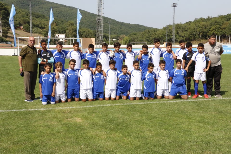  L’Espérance Sportive de Tunis et  l'école primaire Farhat Hached (Tataouine),posant ensemble   