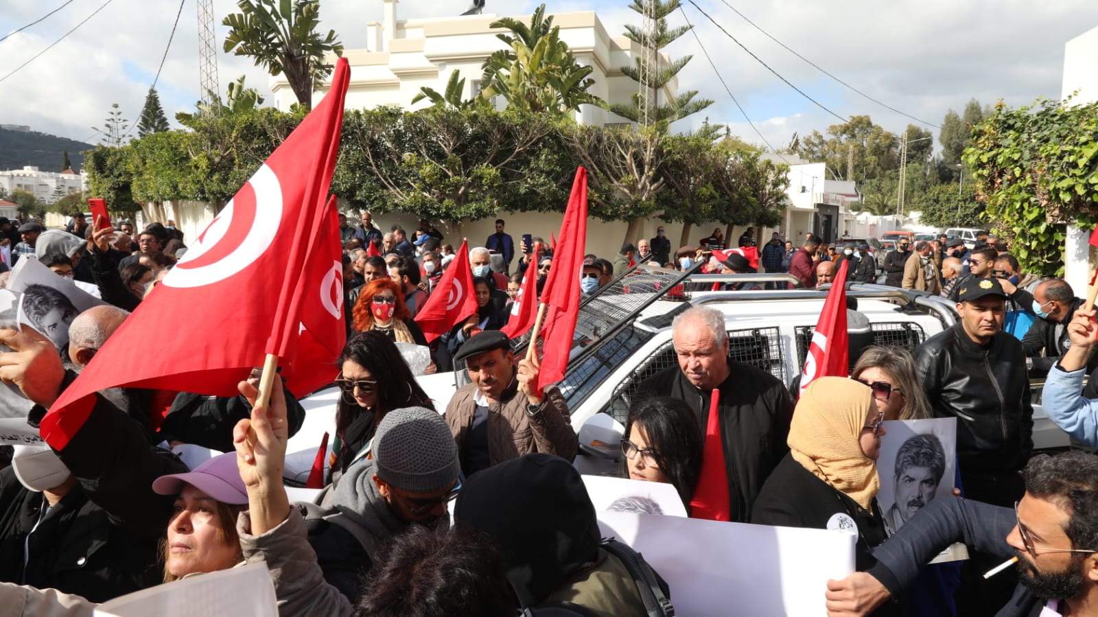 Les membres du collectif de défense des martyrs tentent de se rassembler devant le domicile de Ghannouchi