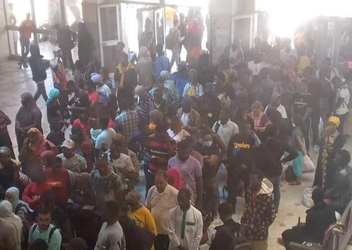 Tunisie : Des migrants subsahariens arrêtés à Sfax seraient transférés dans le sud
