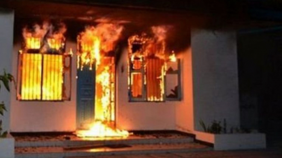 Un commissariat et une voiture de police incendiés à Mahdia