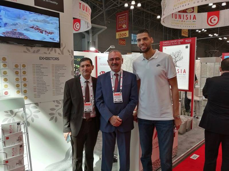  Salah Mejri avec le Ministre de l'Industrie Zakaria HAMAD sur le pavillon tunisien au Summer Fancy Food de New-York 