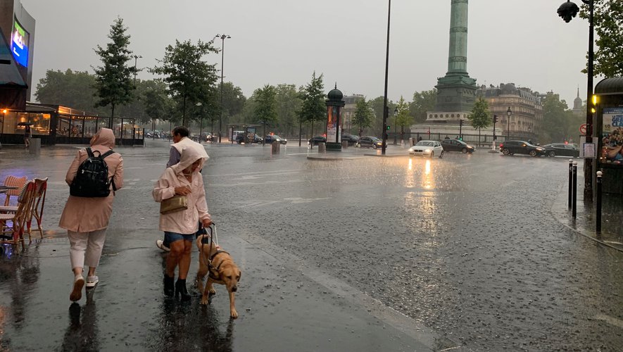 Paris : De violentes précipitations inondent rues et stations