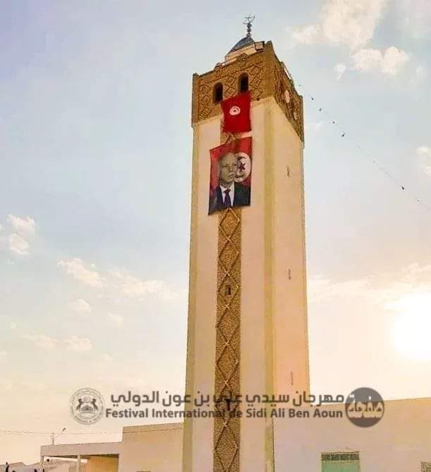Une photo géante de Saïed sur la façade d’une mosquée : le retour en force du culte de la personnalité ?