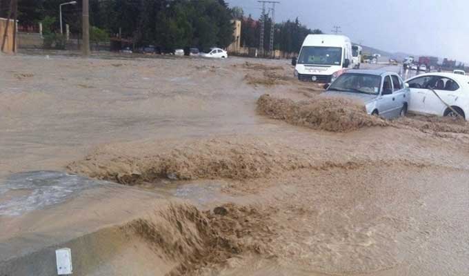 Précipitations- Jendouba : Une voiture emportée par les eaux, le conducteur sauvé