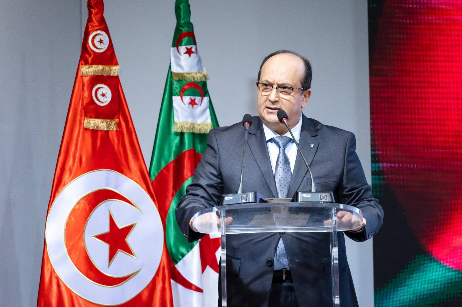 Le premier ministre algérien appelle à ouvrir un nouveau chapitre de partenariat économique entre l'Algérie et la Tunisie