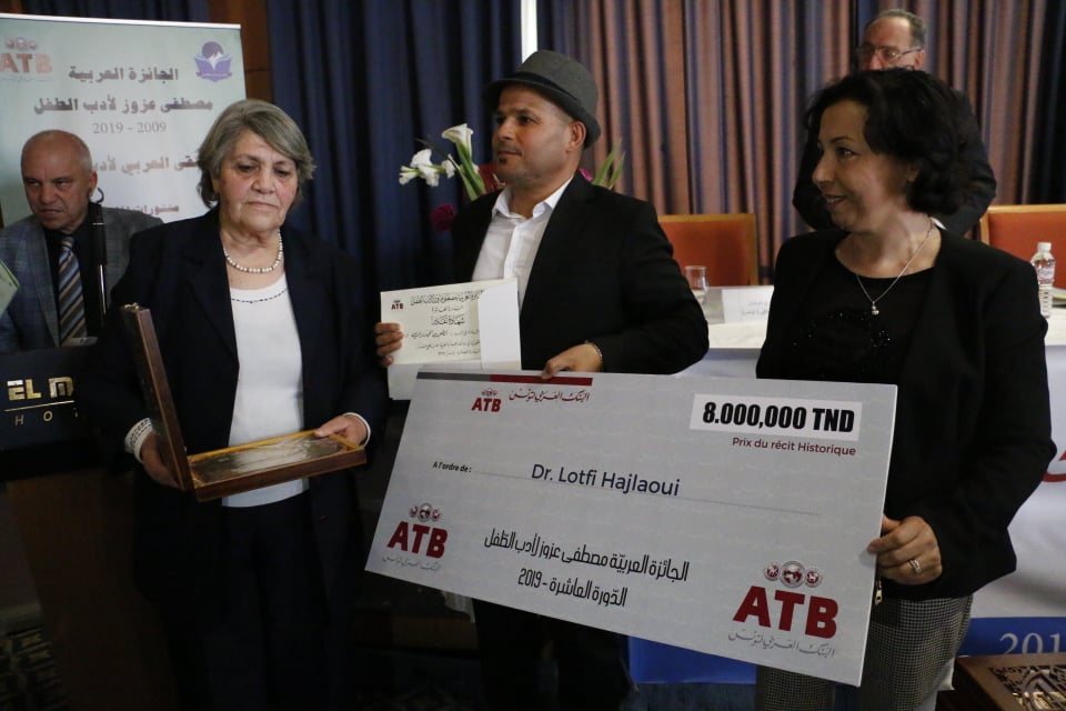  Un prix spécial historique de la valeur de 8000 dinars a été décerné au romancier tunisien Lotfi Hajlaoui