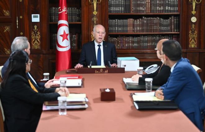 Kais Saied préside une réunion consacrée à la révision de l'article 411 du code de commerce