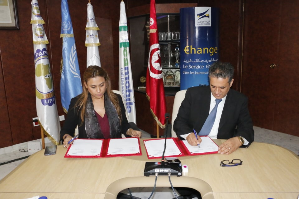 La convention a été paraphée  par  le PDG de la Poste Tunisienne Jawher Ferjaoui et la PDG  de Lycamobile en Tunisie, Elham Arfaoui.