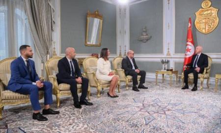 Le président Saïed reçoit quatre citoyens tunisiens résidant en Suisse ayant rendu service au pays