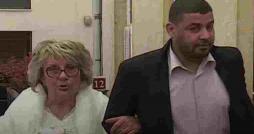 Quand un mariage entre une militante RN de 76 ans et un Tunisien de 35 ans sans papiers embrase un village français