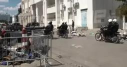 Tunisie: Des migrants subsahariens évacués par la police devant le siège du HCR