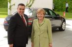 Angela Merkel reçoit Mehdi Jomâa sur le tapis rouge