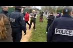 Gilets jaunes: Des policiers agressent brutalement une septuagénaire (vidéo)