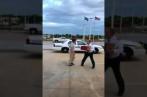 Après un atterrissage forcé, ce pilote offre personnellement des pizzas à ses passagers (vidéo)