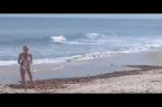 Au moment où les candidats jouent les héros, les Anglais nettoient la plage de Hammamet  (Vidéo)