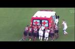 Insolite: Les joueurs poussent une ambulance en panne en plein match (vidéo)