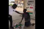 Très émouvant: Cet homme distribue des liasses de billets dans la rue aux pauvres (Vidéo)