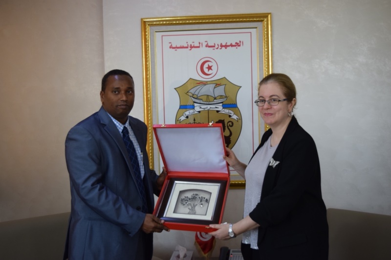 Younis Ali Guedi, ministre de l'Energie chargé des ressources naturelles de la République de Djibouti  et  Héla Cheikhrouhou, ministre de l'Energie, des Mines et des Energies renouvelables