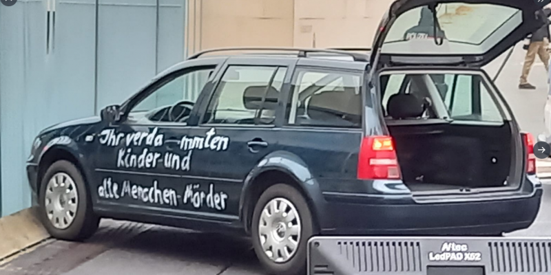 Une voiture s'écrase contre la porte du bureau de la chancelière allemande