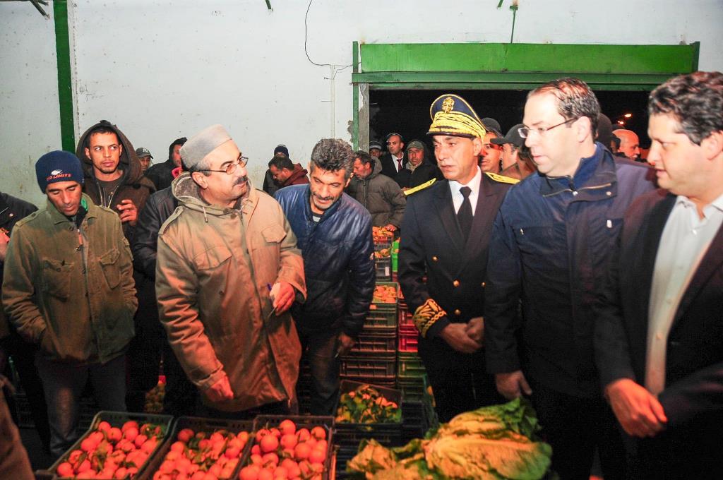 Le chef du gouvernement Youssef Chahed au marché de gros à Kairouan