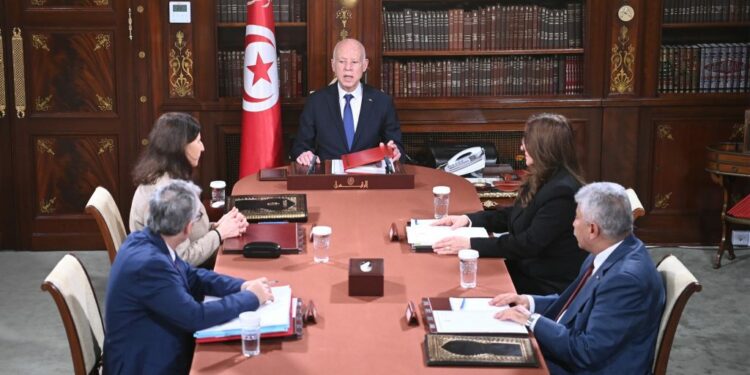 Kaïs Saïed préside une réunion sur l’application des hausses salariales et le recrutement des chômeurs de longue durée.jpeg