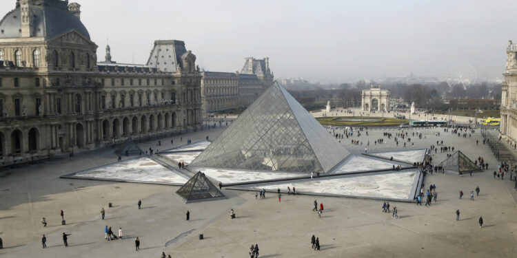 France : interpellation d’un Tunisien suspecté de préparer une attaque terroriste contre le Louvre