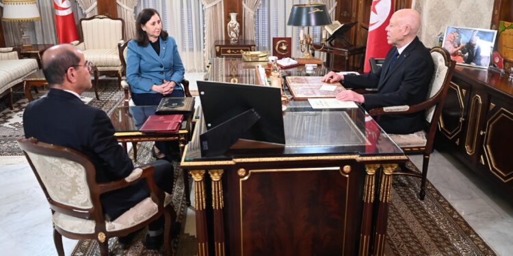 Tunisie: Saied appelle à élaborer de nouveaux textes juridiques encadrant les marchés publics