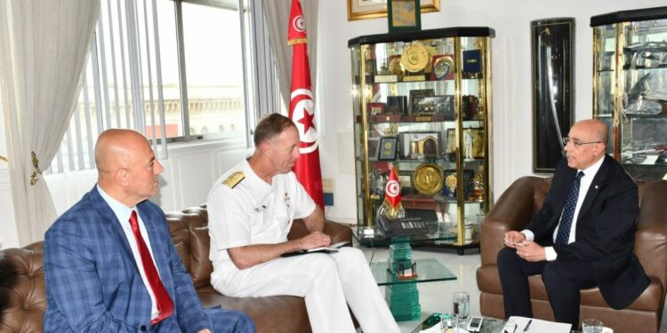Le ministre de la Défense nationale reçoit le commandant des forces navales américaines en Afrique et en Europe