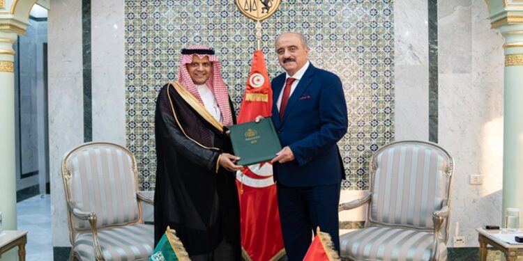 Le nouvel ambassadeur d’Arabie Saoudite remet une copie de ses lettres de créance au ministre des Affaires étrangères