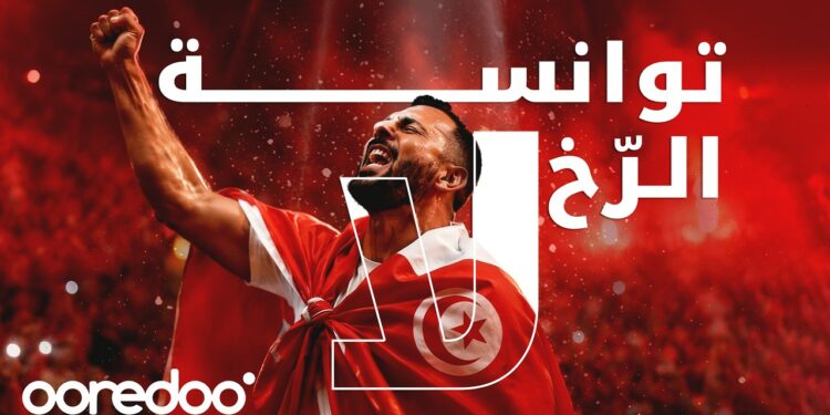 Ooredoo Tunisie & Errekh La Il existe des mots qui dépassent leur simple signification. Des mots qui portent une mémoire, une énergie et une manière d’être. Avec sa nouvelle campagne « Twensa Errekh La », Ooredoo Tunisie met en lumière cette force invisible qui accompagne les Tunisiens depuis toujours : la volonté d’aller plus loin, même lorsque le chemin semble difficile. À l’occasion de la Coupe du Monde de la FIFA 2026™, Ooredoo Tunisie dévoile un film vibrant, rythmé par la présence de Balti, qui célèbre une valeur profondément ancrée dans la culture tunisienne : ne jamais baisser les bras. « Errekh La » n’est pas seulement une expression populaire. C’est un état d’esprit partagé, une réponse aux défis, une promesse de continuer à avancer. Une force que l’on retrouve dans les grandes histoires, les réussites et les rêves portés par tout un peuple. La campagne fait dialoguer passé et présent en retraçant les moments qui ont marqué l’imaginaire collectif tunisien. Elle rappelle l’héritage de Hannibal Barca, dont l’audace continue d’inspirer des générations, tout en rendant hommage aux hommes et aux femmes qui ont contribué à écrire l’histoire du pays. Cette même détermination se retrouve dans les parcours des champions qui ont porté haut les couleurs tunisiennes : Mohamed Gammoudi, symbole d’excellence sportive, Ali Kaabi, premier buteur tunisien en Coupe du Monde, Khaled Badra, représentant d’une génération victorieuse, et Mohamed Khalil Jendoubi, incarnation d’une jeunesse ambitieuse. Mais la véritable héroïne de cette histoire reste la Tunisie elle-même : ses supporters, ses émotions, ses espoirs et cette capacité unique à transformer chaque défi en nouvelle motivation. À travers la voix de Balti, la campagne crée un pont entre les générations et traduit en musique cette fierté collective. Une façon de rappeler que derrière chaque réussite tunisienne se cache souvent la même énergie : croire, persévérer et avancer. Avec « Twensa Errekh La », Ooredoo Tunisie célèbre bien plus qu’un événement sportif. La marque rend hommage à une mentalité, à une culture et à une ambition commune : celle d’un peuple qui continue d’écrire son histoire, encore et toujours.