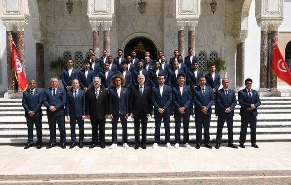Kais Saïed reçoit les membres de l’équipe nationale avant leur départ pour participer à la coupe du monde de football