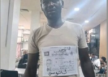 INSOLITE: Fatigué de se faire harceler, ce Tunisien Noir colle sa Carte d’identité sur son tee-shirt