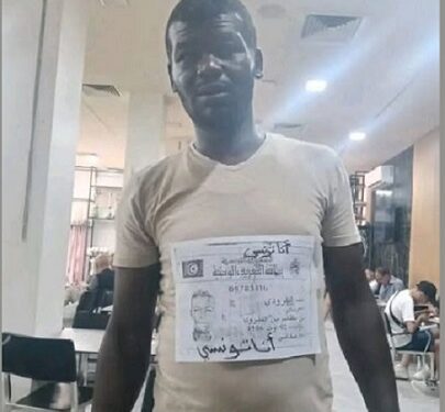 INSOLITE: Fatigué de se faire harceler, ce Tunisien Noir colle sa Carte d’identité sur son tee-shirt