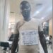 INSOLITE: Fatigué de se faire harceler, ce Tunisien Noir colle sa Carte d’identité sur son tee-shirt
