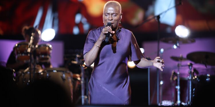 Angélique Kidjo à l’amphithéâtre de Carthage: Une soirée aux couleurs de l’Afrique