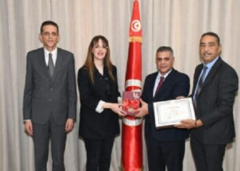 Le ministre de l’Intérieur honore la Dr Asmahane Souissi pour son rayonnement international