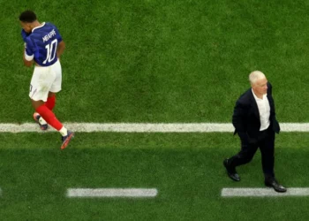 « « Inoffensifs », « absents », « ridiculisés » : la presse française et mondiale accable les Bleus après leur élimination