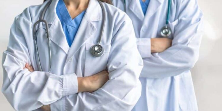 Médecins tunisiens diplômés à l’étranger :  comment obtenir l’équivalence sans épreuve d&rsquo;évaluation
