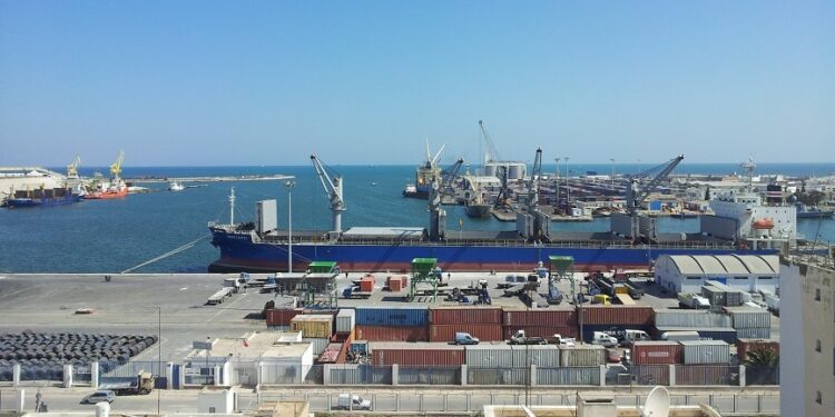 Le port commercial de Gabes accueille des équipements lourds destinés à la raffinerie de Hassi Messaoud (Algérie)