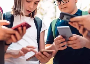 La France bannit les réseaux sociaux aux moins de 15 ans et le téléphone portable au lycée