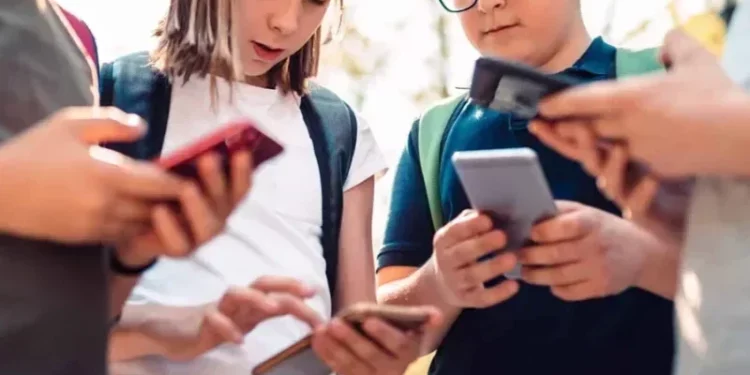 La France bannit les réseaux sociaux aux moins de 15 ans et le téléphone portable au lycée