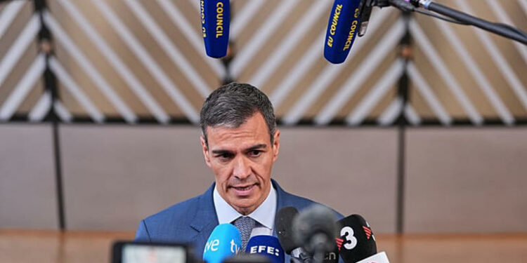 Espagne: Sánchez défend sa politique de régularisation massive de migrants