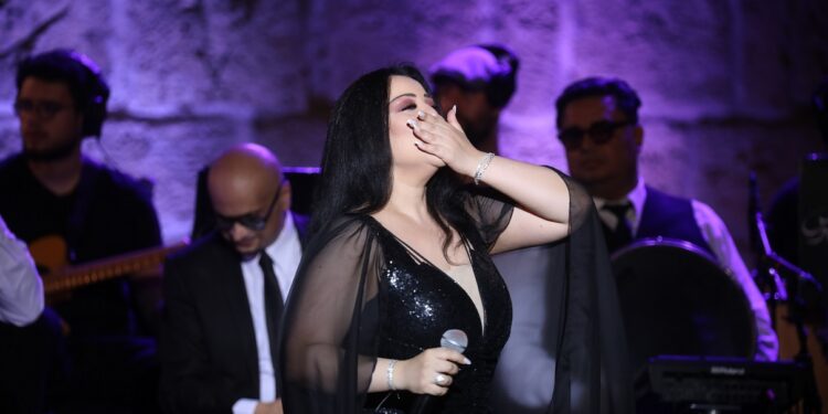 La voix de Yosra Mahnouch illumine la neuvième soirée du Festival international de Carthage