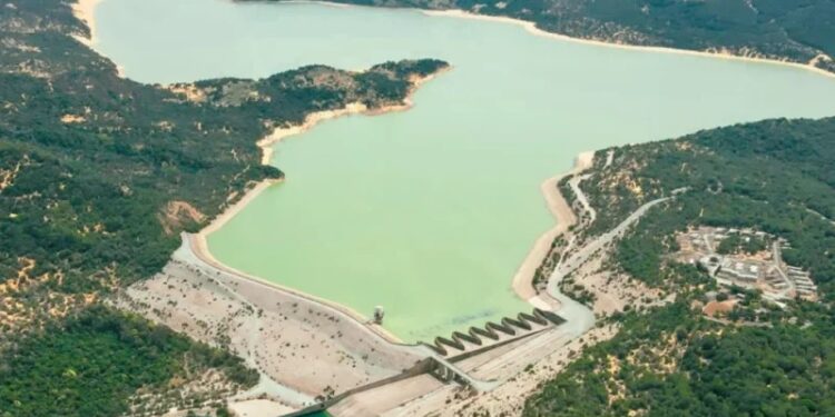 Projet pilote d’installation d »un système photovoltaïque flottant au barrage de Sidi El Barrak