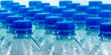 Commerce : nouveaux prix plafonds pour l’eau minérale et la volaille à partir du 19 août