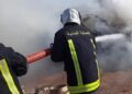 Sousse : une voiture entièrement ravagée par un incendie sur la Corniche