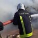 Sousse : une voiture entièrement ravagée par un incendie sur la Corniche