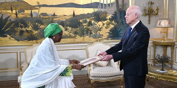 Le président Kaïs Saïed reçoit les lettres de créance de trois nouveaux ambassadeurs